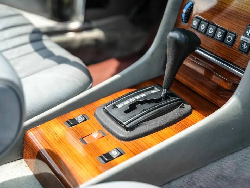 Image 12/28 of Mercedes-Benz 380 SL (1981)