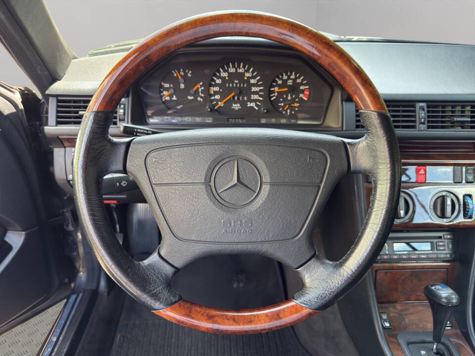Imagen 15/24 de Mercedes-Benz E 220 (1993)