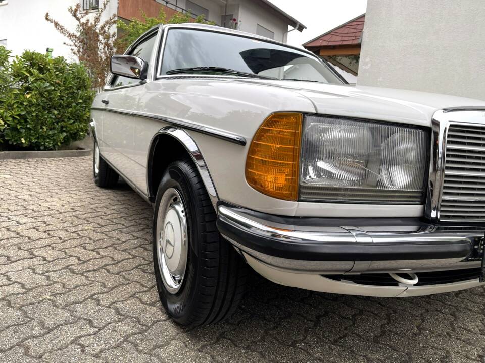 Image 2/24 de Mercedes-Benz 230 CE (1985)