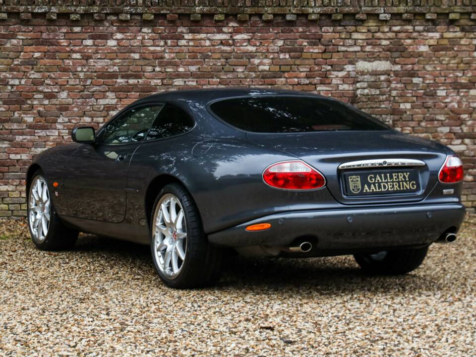 Immagine 2/50 di Jaguar XK8 4.0 (2002)