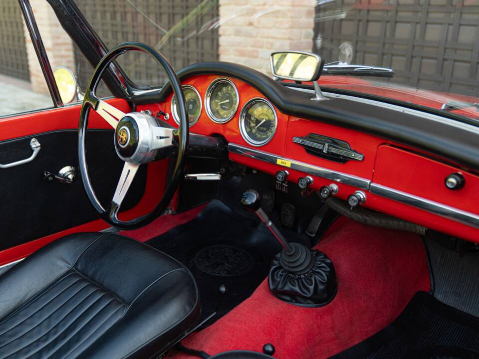 Image 41/50 of Alfa Romeo Giulia 1600 Spider (1964)
