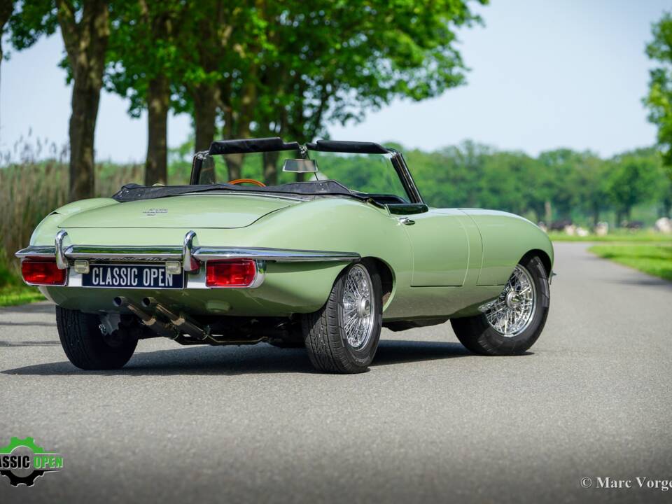 Image 55/60 de Jaguar E-Type (1969)