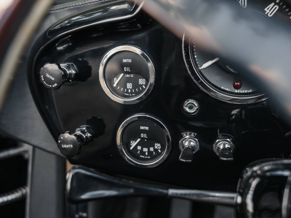 Image 29/33 of Aston Martin DB 5 Volante (1964)