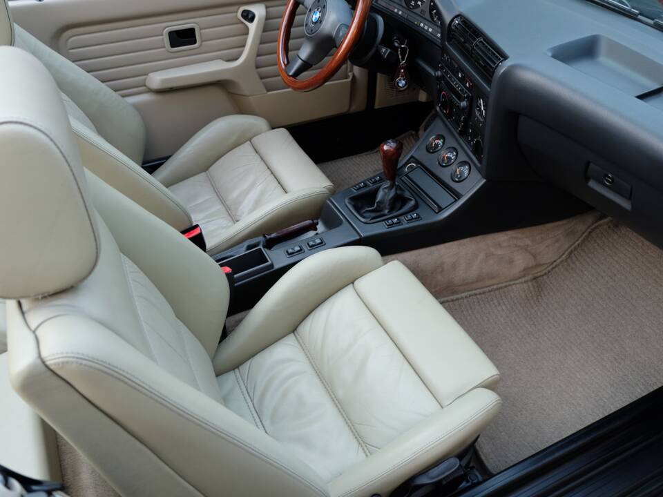Immagine 24/48 di BMW 325i (1986)