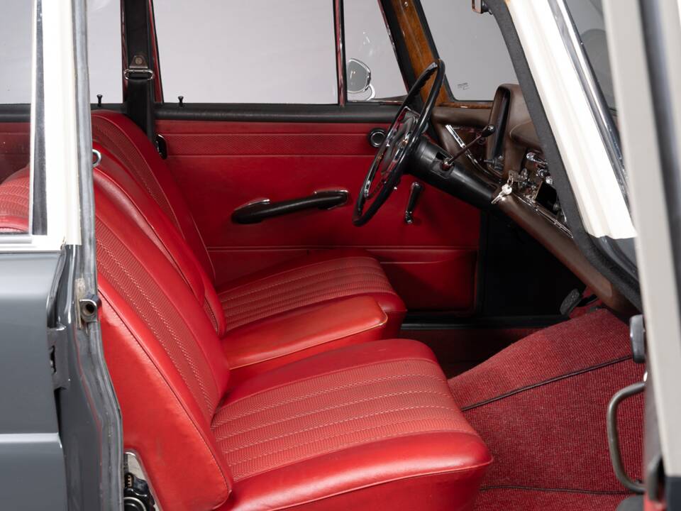 Bild 20/31 von Mercedes-Benz 230 S Universal (1967)