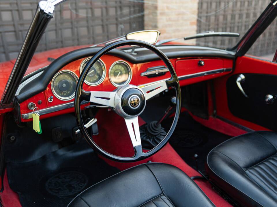 Image 46/50 of Alfa Romeo Giulia 1600 Spider (1964)