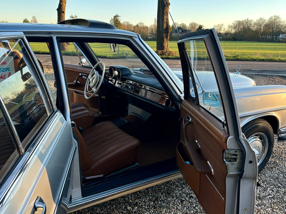 Image 14/20 of Mercedes-Benz 280 SE (1972)