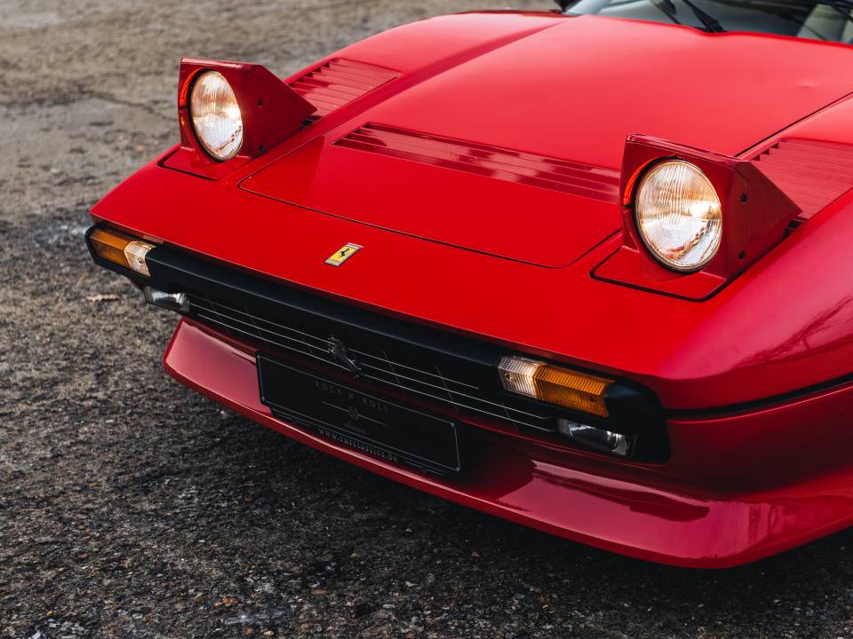 Image 30/48 of Ferrari 308 GTB Quattrovalvole (1985)