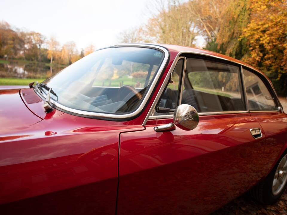 Image 14/28 of Alfa Romeo 2000 GT Veloce (1972)