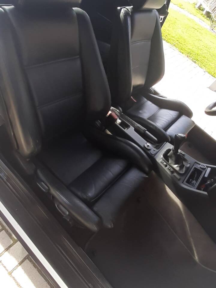Image 11/55 of BMW 320i (1991)