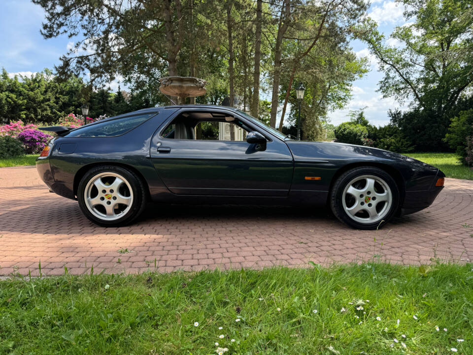 Afbeelding 16/77 van Porsche 928 GT (1990)