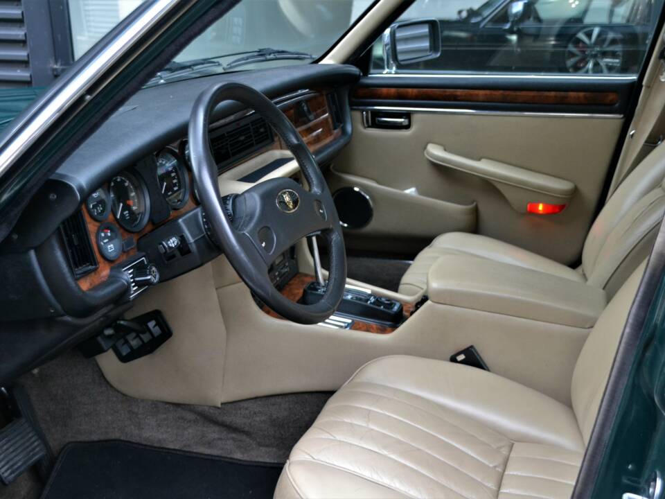 Image 26/29 de Jaguar XJ 12 (1992)