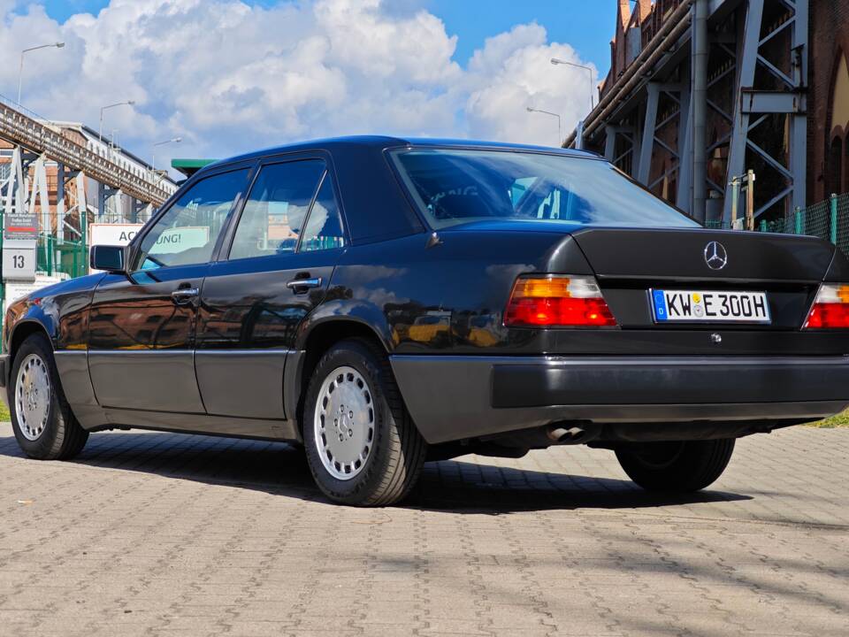 Bild 5/26 von Mercedes-Benz 300 E (1991)