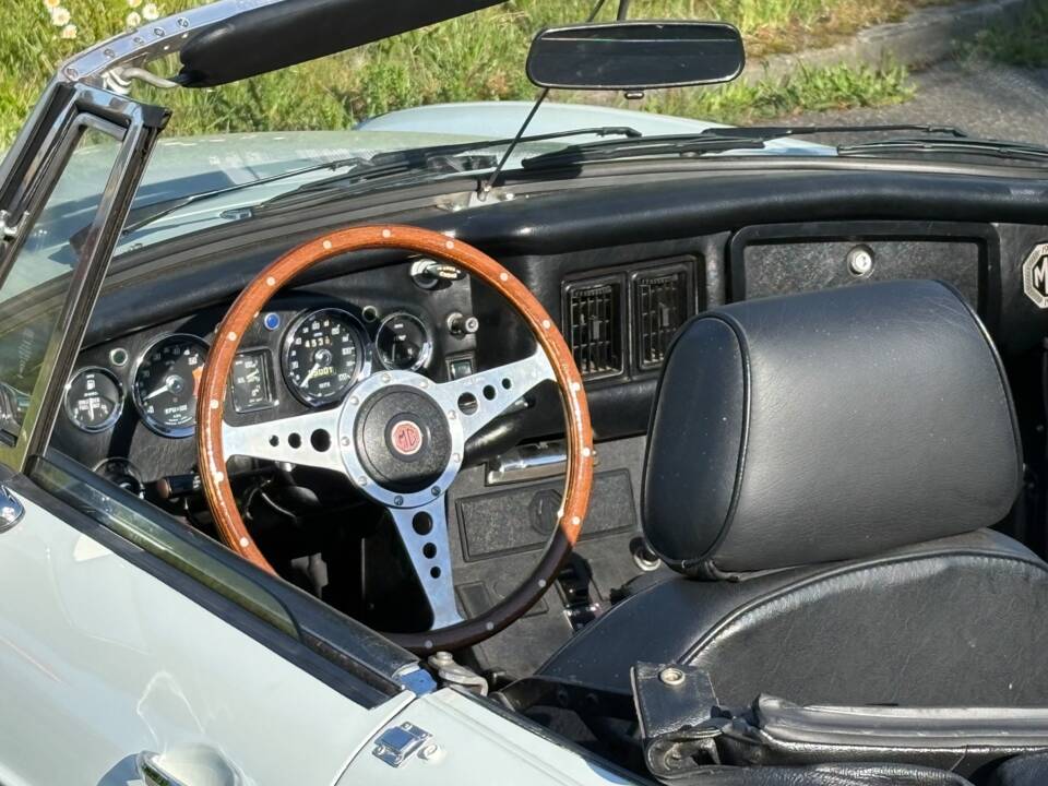 Image 8/18 of MG MGB (1975)