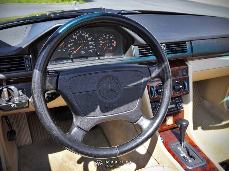 Bild 64/79 von Mercedes-Benz E 220 (1996)