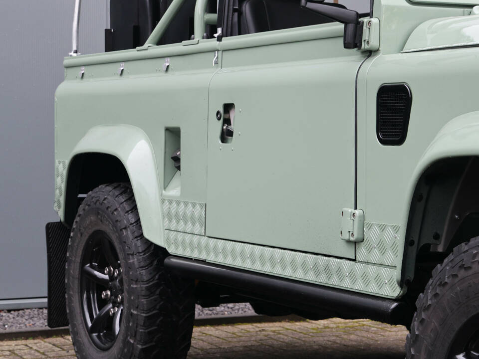 Image 21/41 of Land Rover 90 (1990)