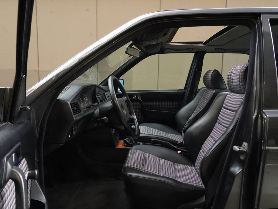 Image 14/83 of Mercedes-Benz 190 E 2.3-16 (1984)
