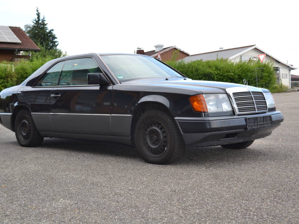 Image 7/25 of Mercedes-Benz 300 CE (1989)