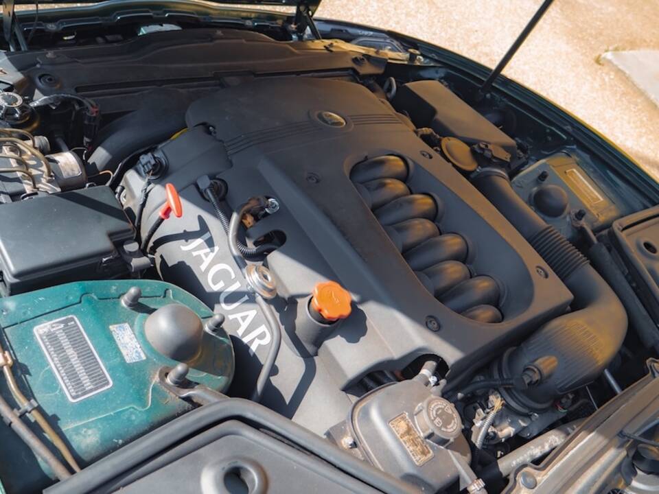 Image 3/49 of Jaguar XK8 4.2 (2003)