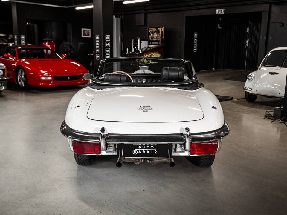 Image 3/53 de Jaguar E-Type (1970)