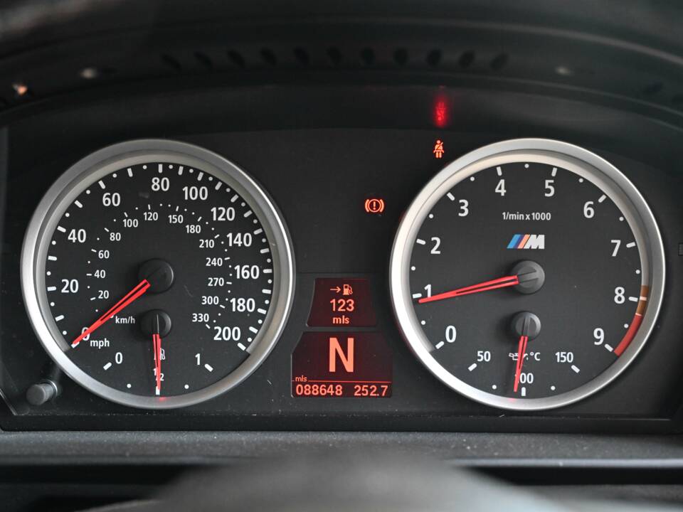 Image 14/18 of BMW M5 (2007)