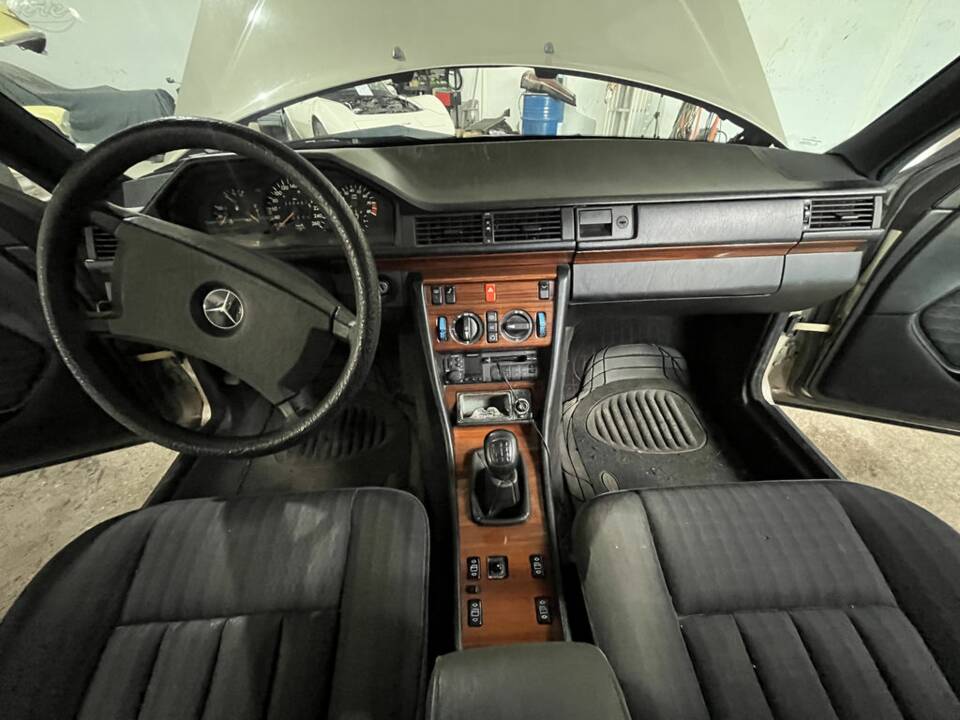 Image 2/8 of Mercedes-Benz 300 E-24 (1992)