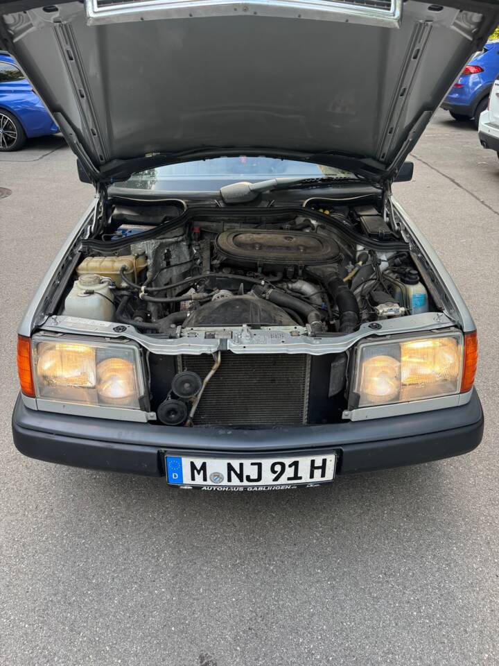 Image 29/32 of Mercedes-Benz 230 E (1987)