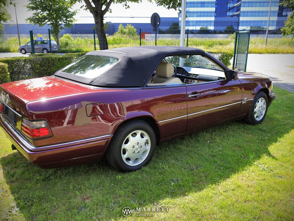 Bild 79/79 von Mercedes-Benz E 220 (1996)