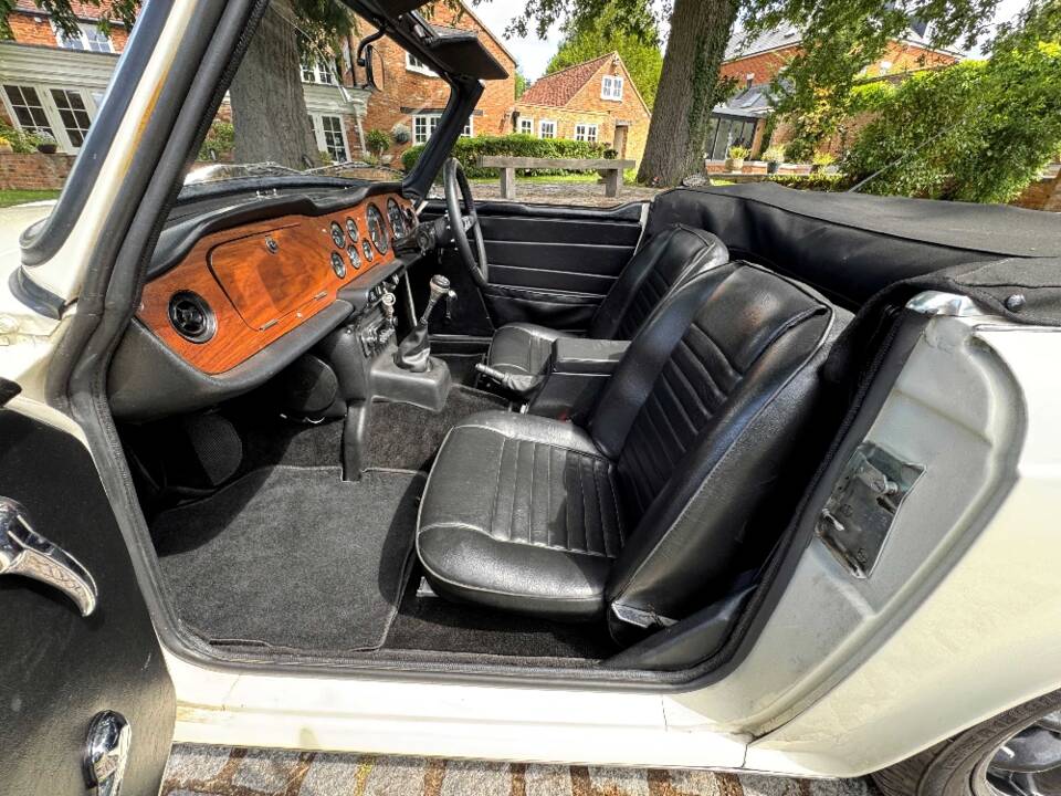 Image 19/30 of Triumph TR 6 PI (1970)