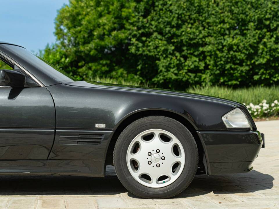 Image 20/50 of Mercedes-Benz 300 SL (1990)