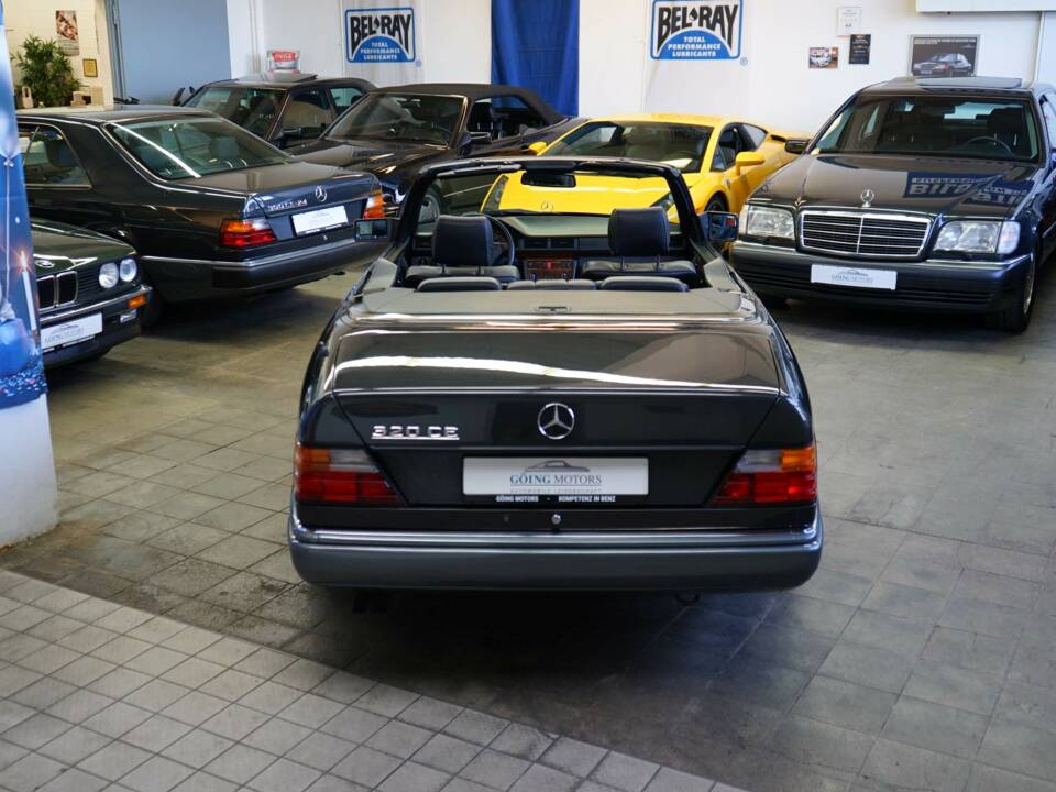 Immagine 9/30 di Mercedes-Benz 320 CE (1993)