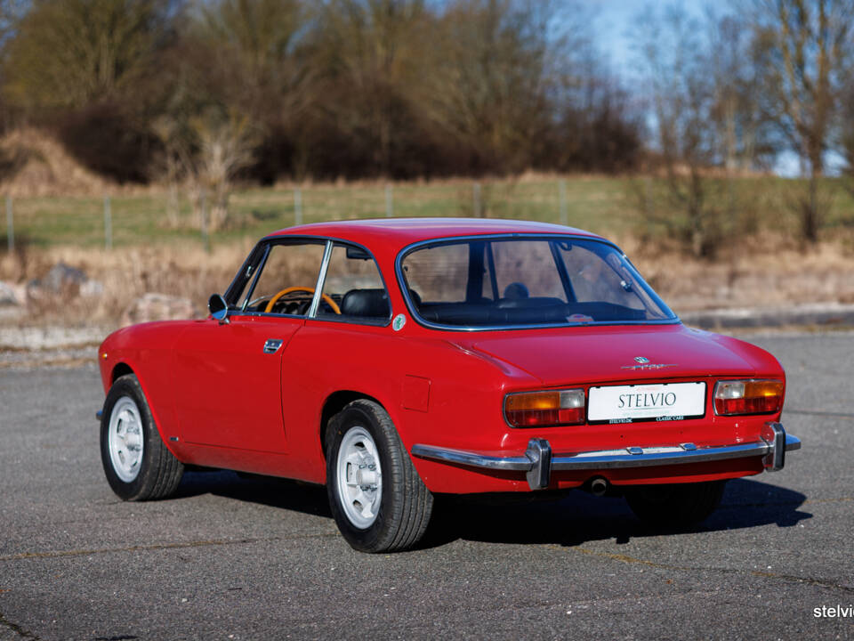 Image 10/43 of Alfa Romeo 2000 GT Veloce (1972)