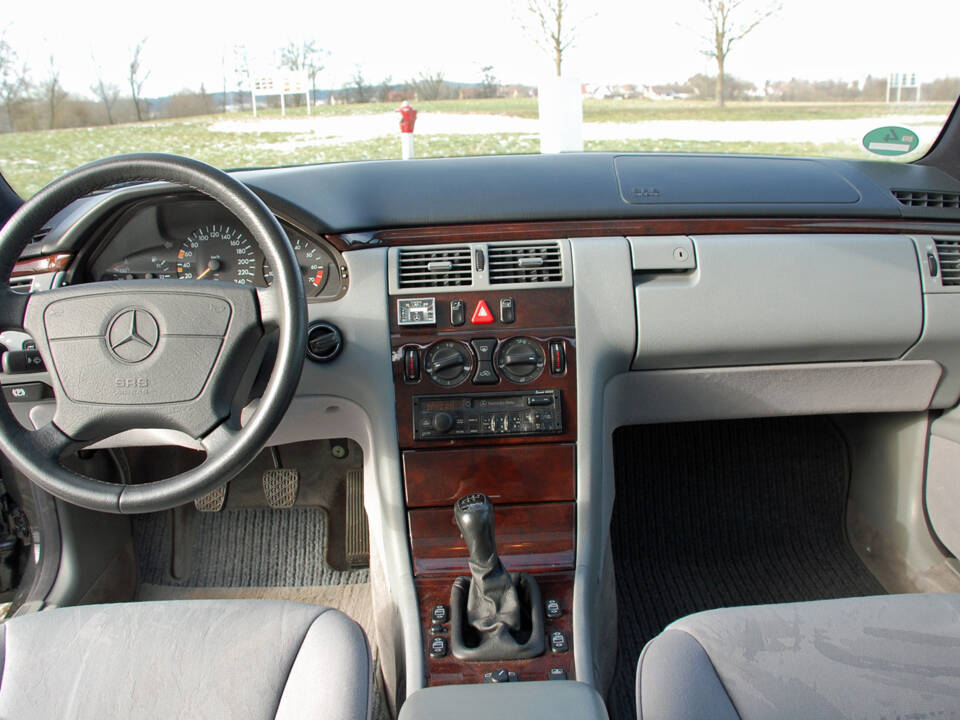 Bild 3/37 von Mercedes-Benz E 230 (1996)