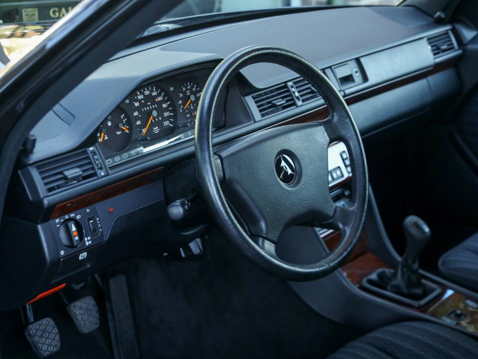 Image 8/50 of Mercedes-Benz 200 E (1992)
