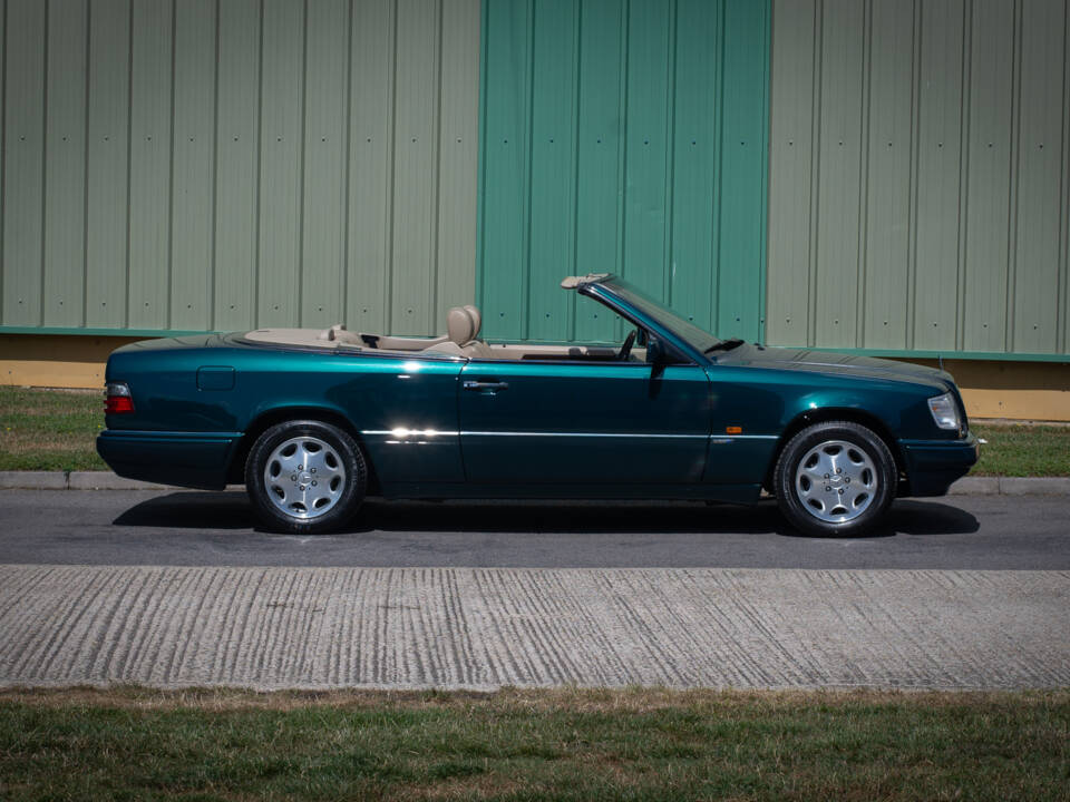 Image 5/26 of Mercedes-Benz E 320 (1996)