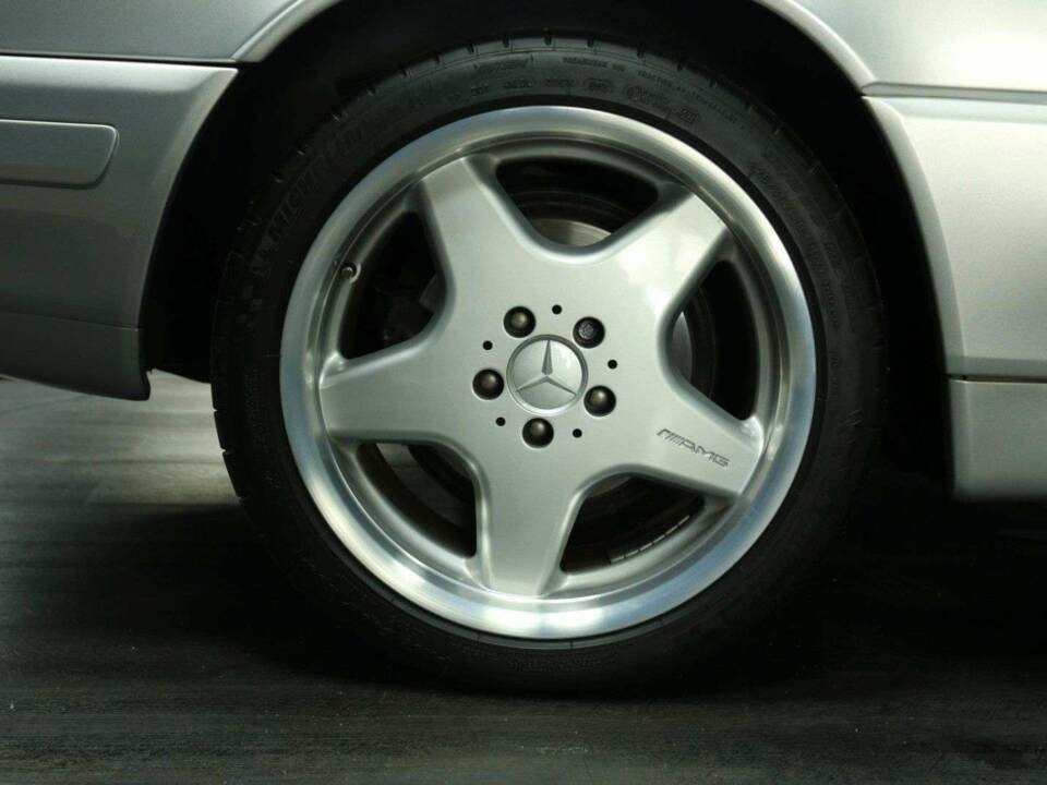 Image 46/49 of Mercedes-Benz SL 500 (2001)