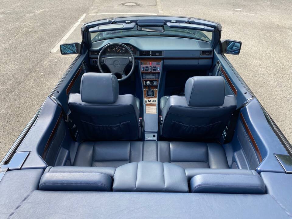 Image 6/31 of Mercedes-Benz E 220 (1994)