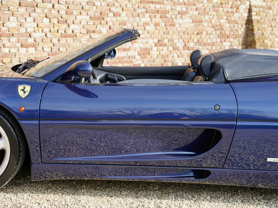 Immagine 18/50 di Ferrari F 355 Spider (2000)