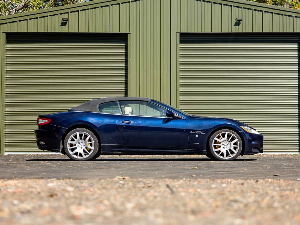Bild 18/36 von Maserati GranCabrio 4.7 (2010)