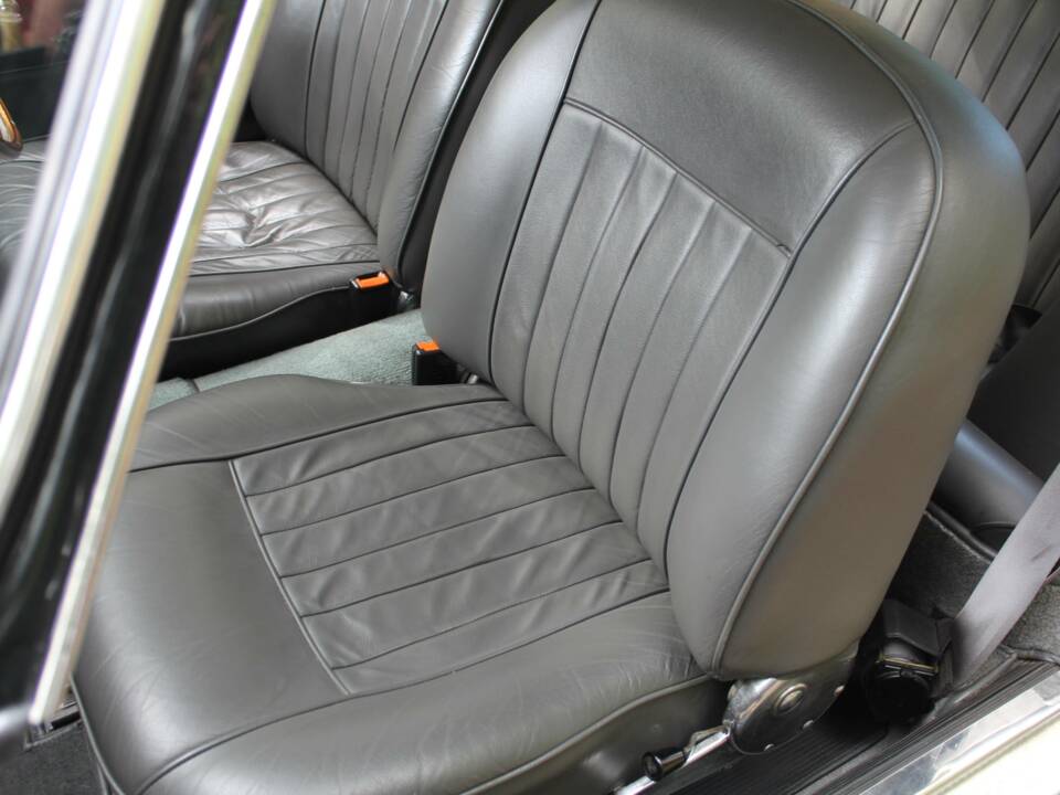 Image 13/19 of Aston Martin DB 4 (1961)