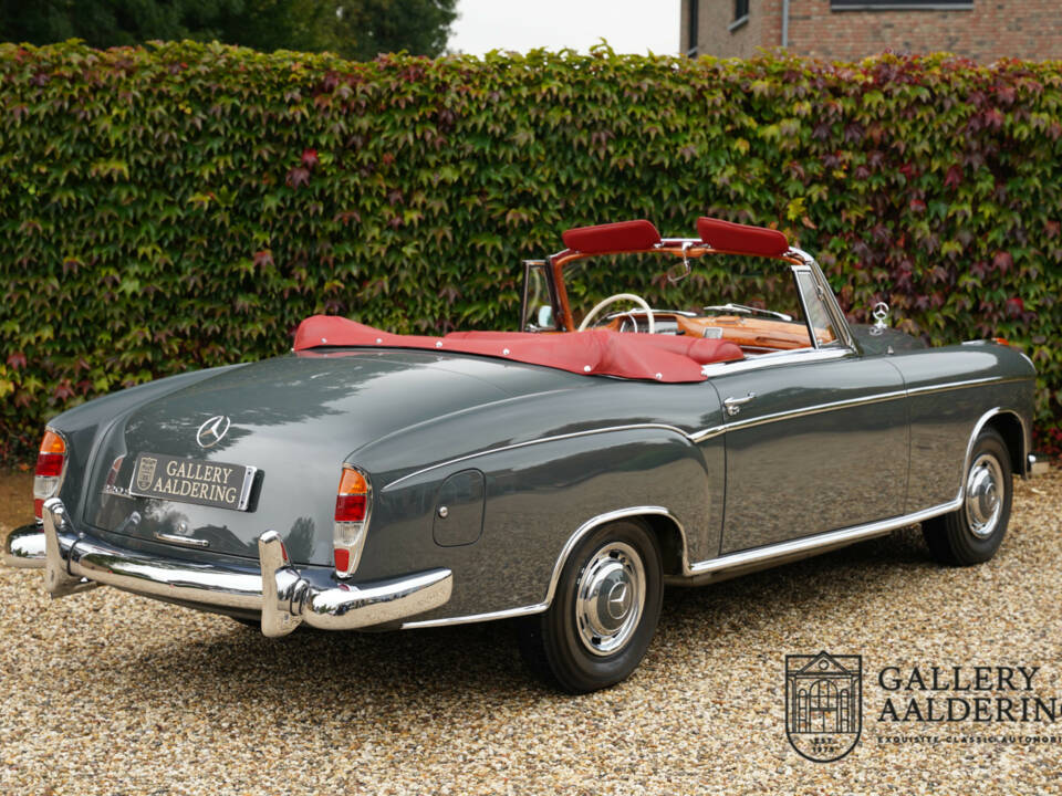 Image 2/50 de Mercedes-Benz 220 SE Cabriolet (1960)