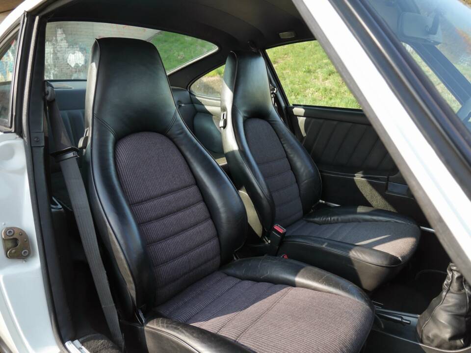 Bild 18/23 von Porsche 911 Carrera 3.2 (1985)