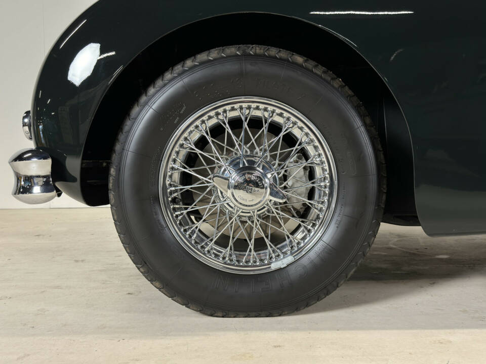 Immagine 17/29 di Jaguar XK 140 DHC (1955)