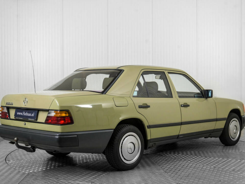 Imagen 2/50 de Mercedes-Benz 200 D (1986)