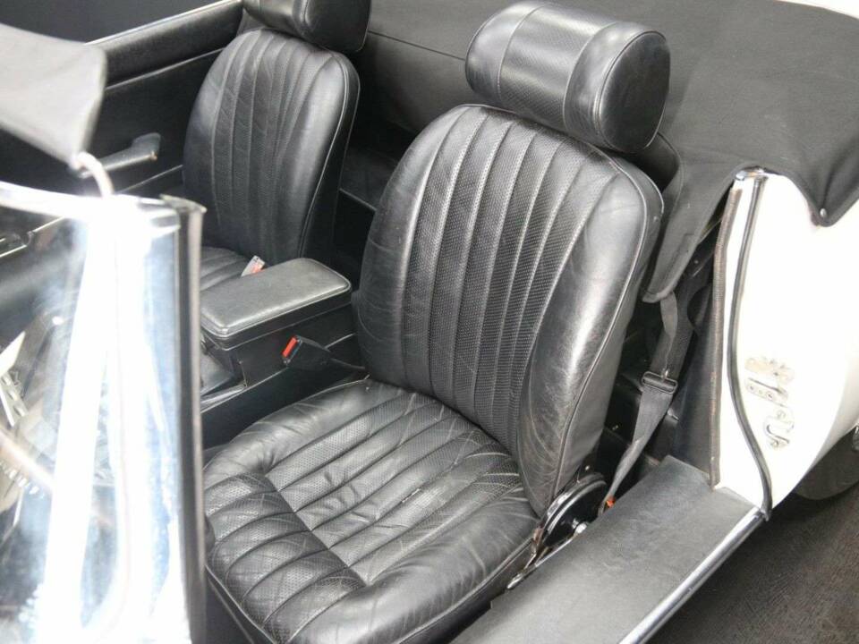 Image 13/49 de Jaguar Type E V12 (1974)