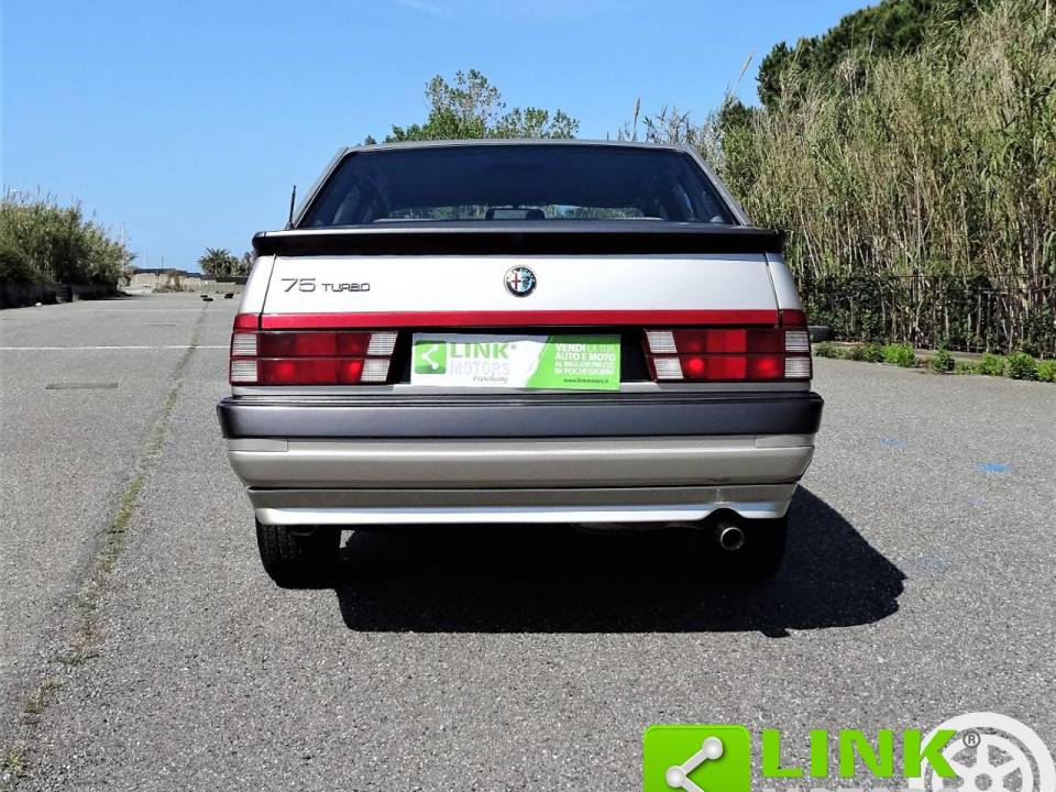 Bild 5/10 von Alfa Romeo 75 1.8 Turbo (1988)