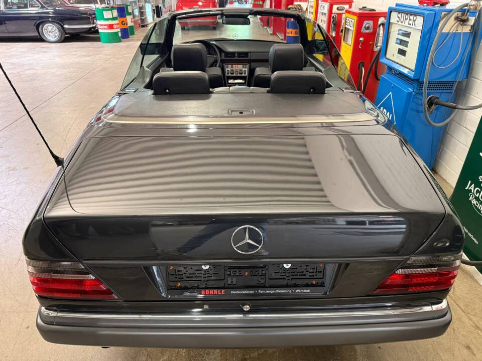 Bild 16/18 von Mercedes-Benz E 200 (1994)