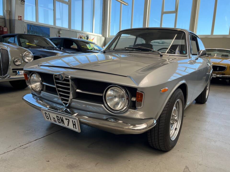 Image 24/39 of Alfa Romeo Giulia GT 1300 Junior (1970)