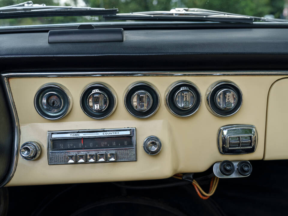 Image 22/28 of Dual-Ghia Convertible (1957)