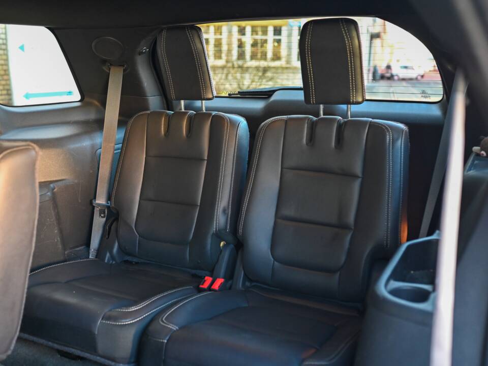 Immagine 16/18 di Ford Explorer 3.5 EcoBoost (2015)
